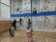 Rakeťáci cvičí a lezou na horolezecké stěně